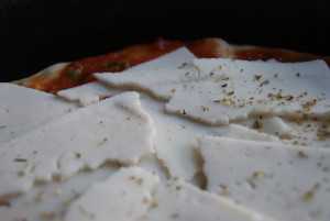 Ciasto na pizzę jak z Pizza Hut - nałożenie sera koziego