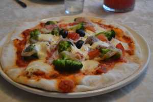 Pizza z brokułem, pomidorami i boczkiem