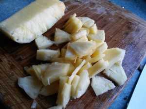 Obieranie ananasa - teraz masz ćwiartki ananasa. Wystarczy, że pokroisz je na plasterki o grubości 3-5 mm i już możesz rzucać je na pizzę.