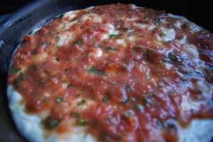 Ciasto na pizzę jak z Pizza Hut - nałożenie sosu pomidorowego
