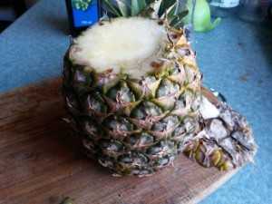 Obieranie ananasa - obetnij wierzchołek i spód