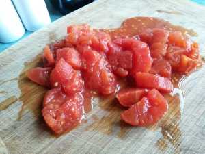 Sos pomidorowy - krojenie pomidorów