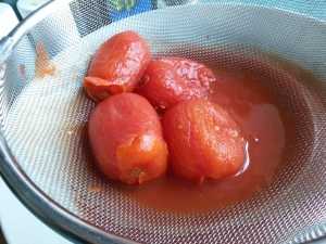 Sos pomidorowy - odsączanie pomidorów